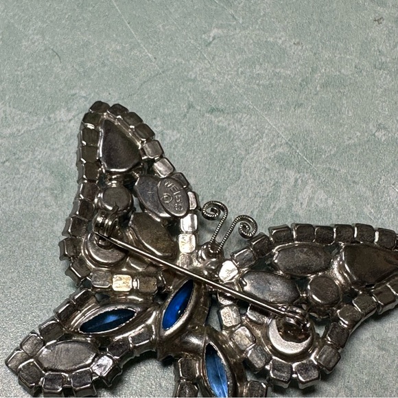 Vintage Weiss blue iridescent rhinestone brooch stamped silver hardware - Picture 7 of 7